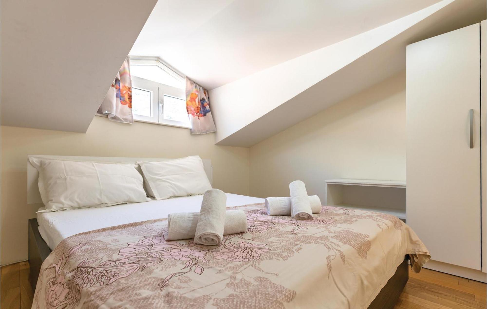Lovely Apartment In Makarska With Kitchenette Zewnętrze zdjęcie
